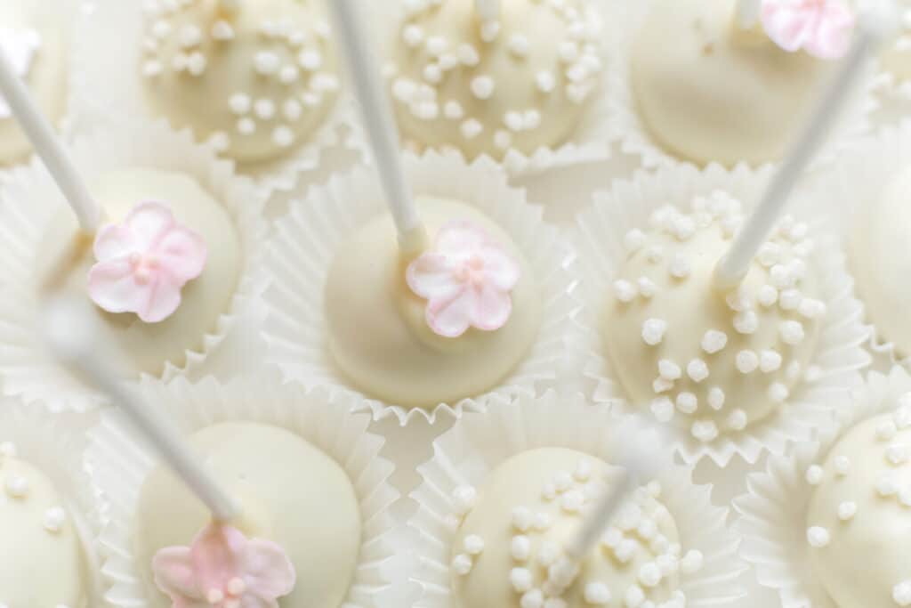 Vanilla cake pops with flowers