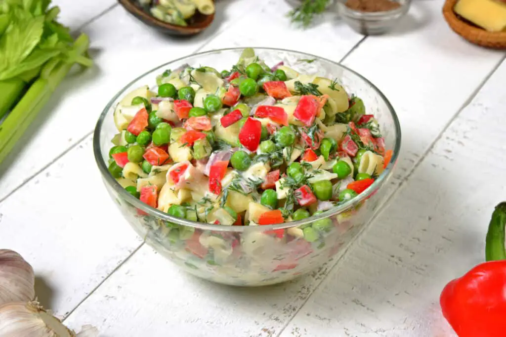 Pasta salad with peas and red pepper.